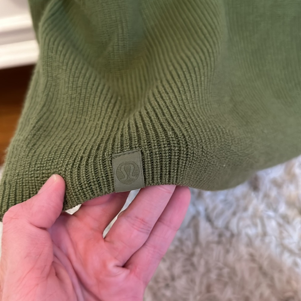 Women's Green Merino Wool-blend Ribbed Turtleneck Sweater - Picture 4 of 4